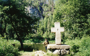 А напротив камень Писаный с крестом на стене... 2001